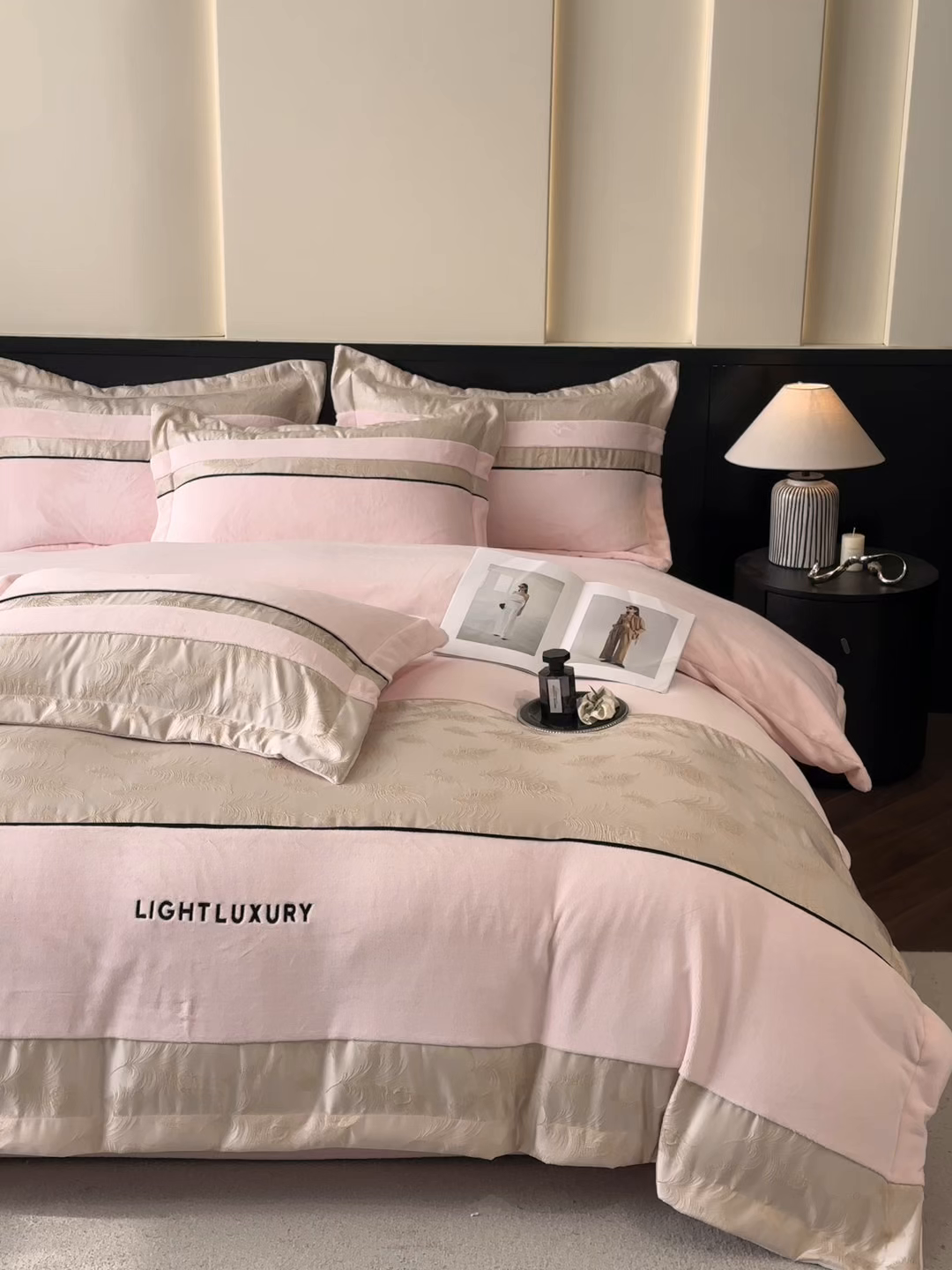 91家纺网 家纺一手货源 找家纺 博纳家纺 2025新款加厚牛奶绒雕花刺绣拼角四件套-羽皇 控价劵后168（严格按控价来） 羽皇-粉玉