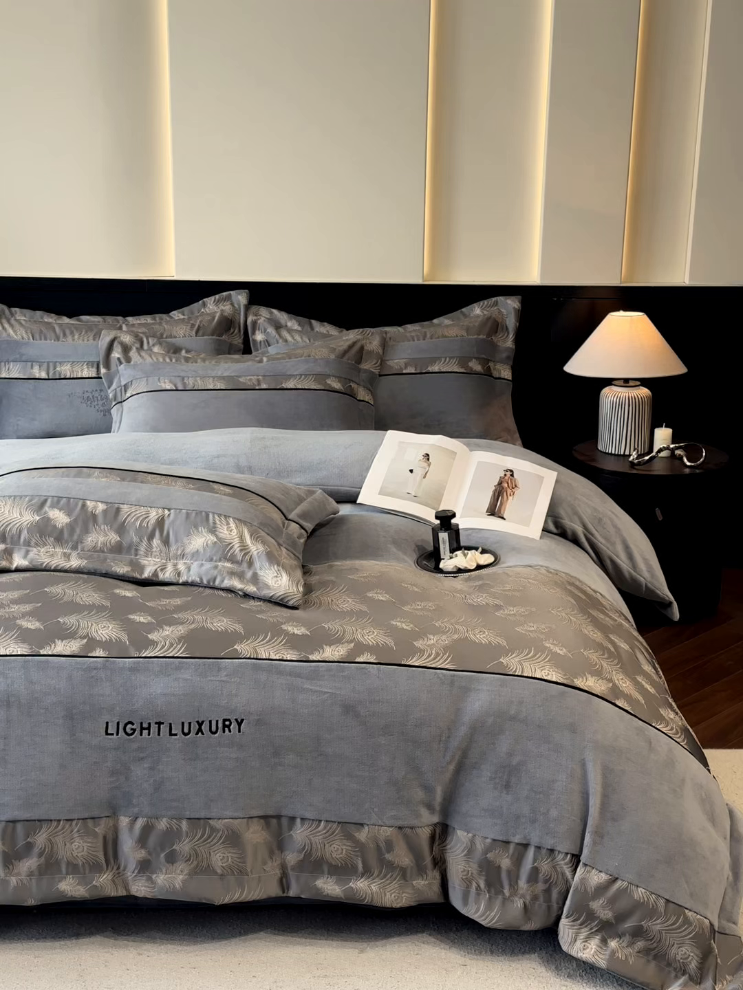 91家纺网 家纺一手货源 找家纺 博纳家纺 2025新款加厚牛奶绒雕花刺绣拼角四件套-羽皇 控价劵后168（严格按控价来） 羽皇-绅士灰