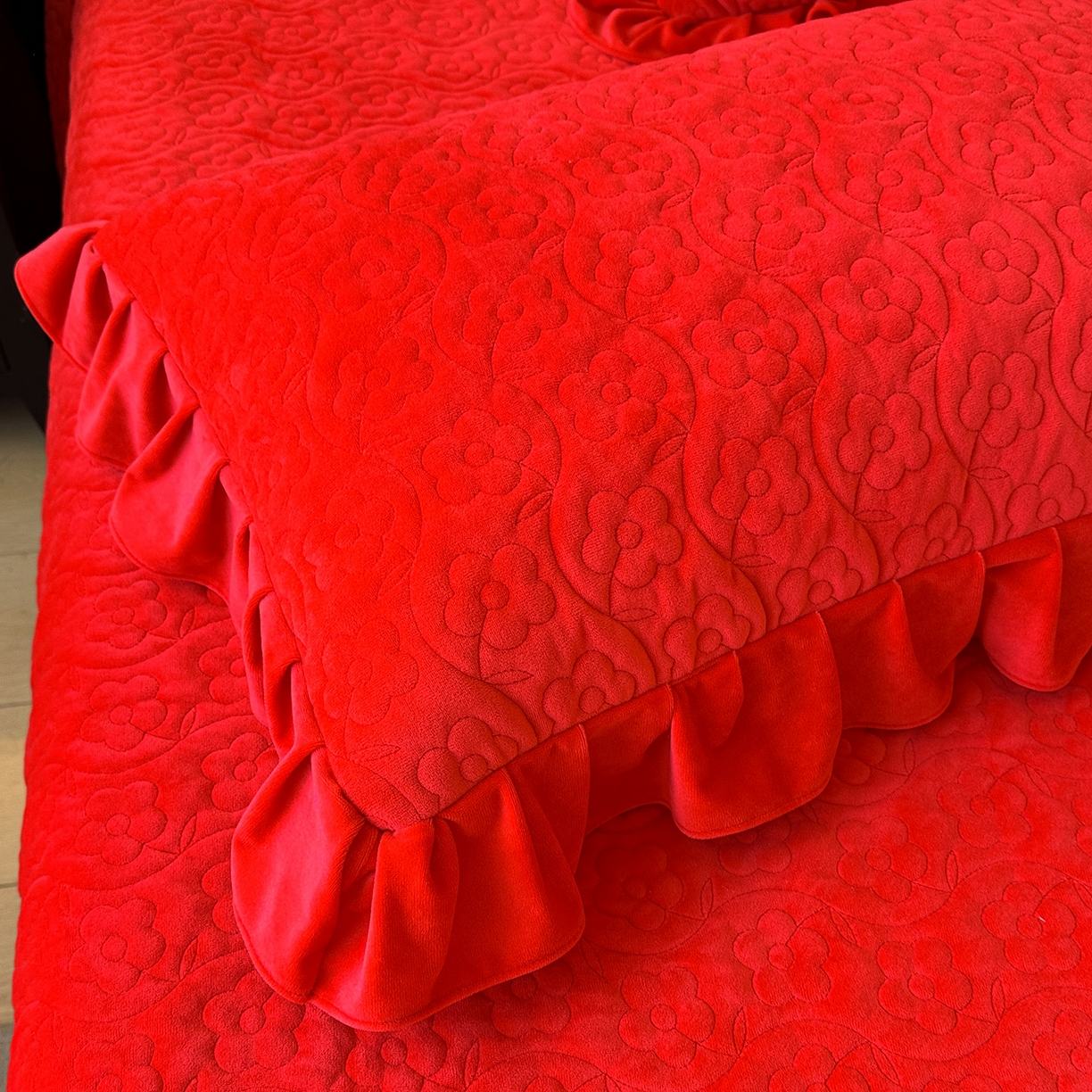 91家纺网 家纺一手货源 找家纺 情恒家纺 2025新款宝宝绒单品床盖床盖三件套玫瑰盛典系列 玫瑰盛典 中国红