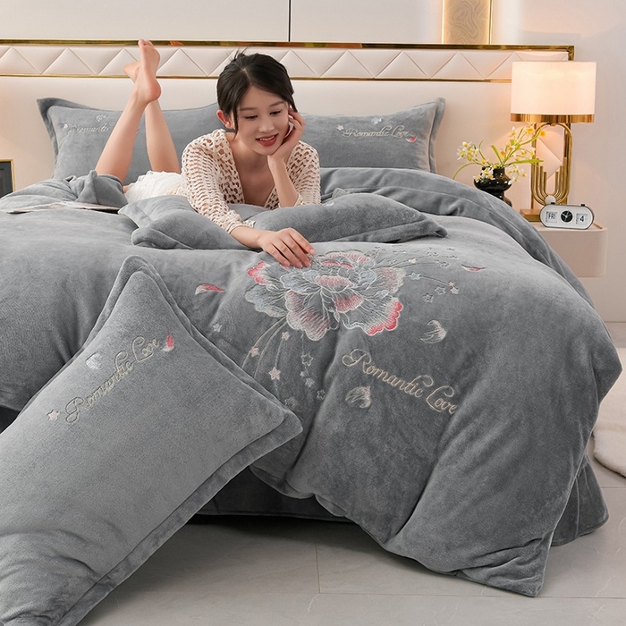 91家纺网 家纺一手货源 找家纺 绒小宣  2025新款加厚牛奶绒刺绣花保暖四件套-花开富贵提供买家秀 花开富贵-高级灰