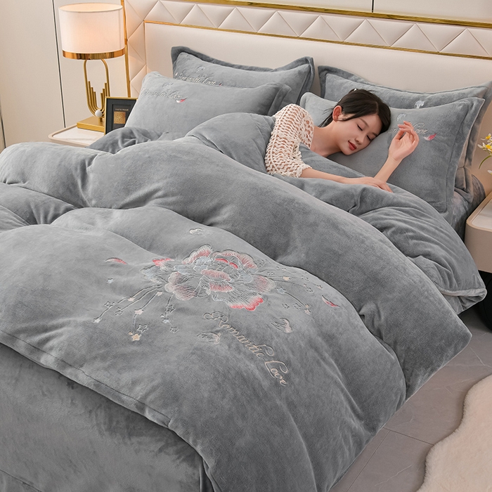 91家纺网 家纺一手货源 找家纺 绒小宣  2025新款加厚牛奶绒刺绣花保暖四件套-花开富贵提供买家秀 花开富贵-高级灰