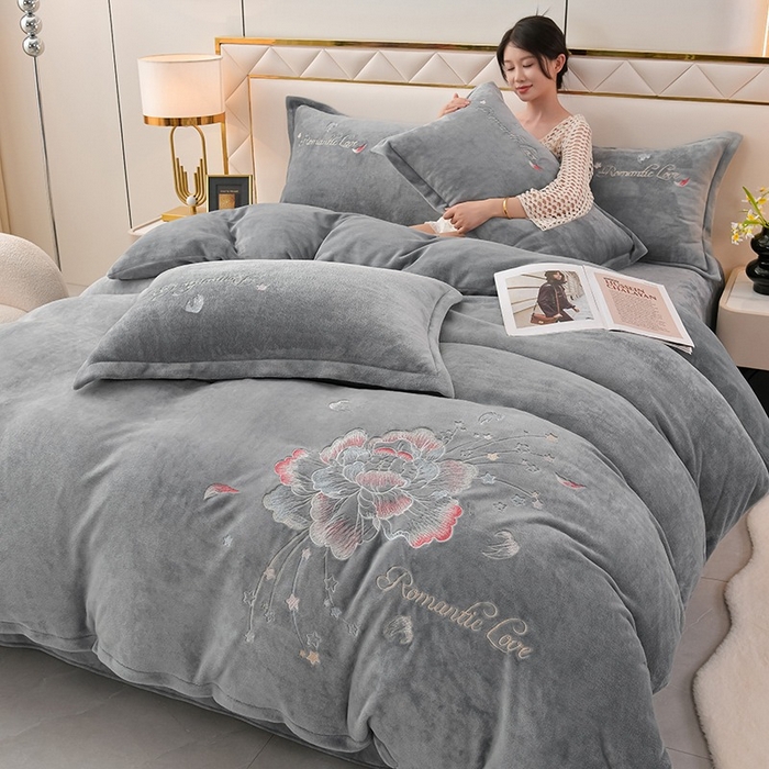 91家纺网 家纺一手货源 找家纺 绒小宣  2025新款加厚牛奶绒刺绣花保暖四件套-花开富贵提供买家秀 花开富贵-高级灰
