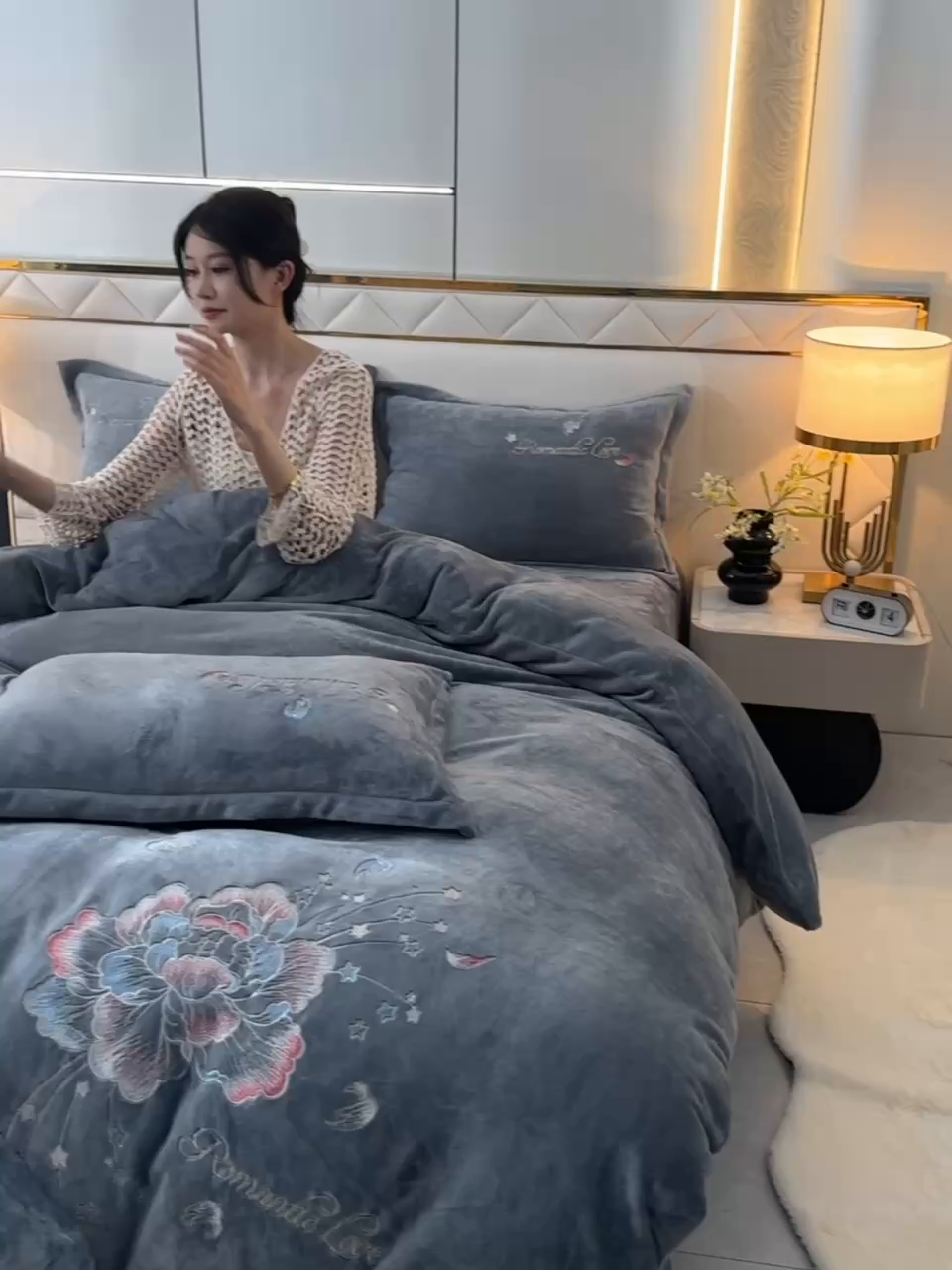 91家纺网 家纺一手货源 找家纺 绒小宣  2025新款加厚牛奶绒刺绣花保暖四件套-花开富贵提供买家秀 花开富贵-高级灰