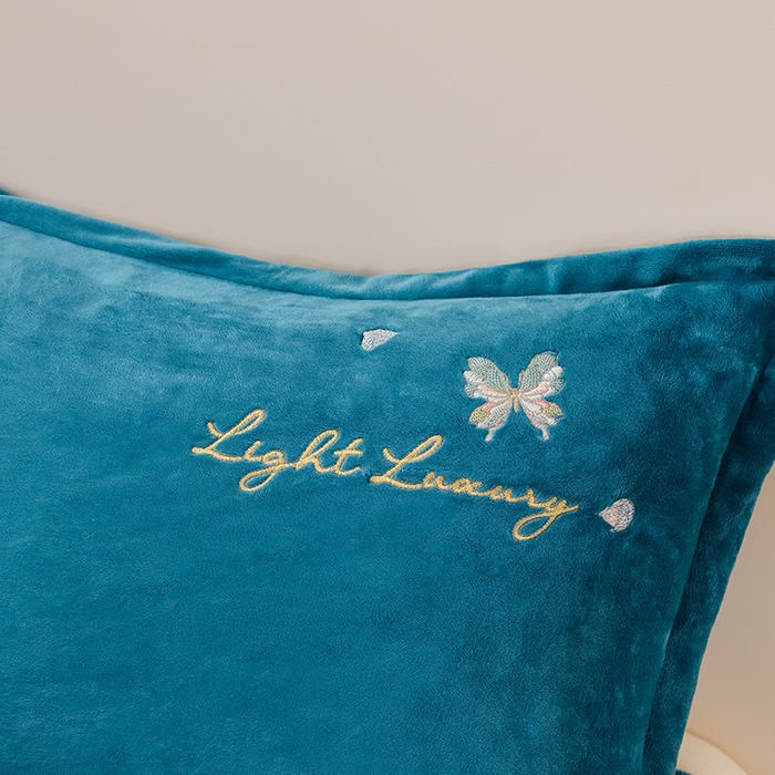 91家纺网 家纺一手货源 找家纺 绒小宣 2025新款A类牛奶绒刺绣四件套-蝶恋花 晴山蓝