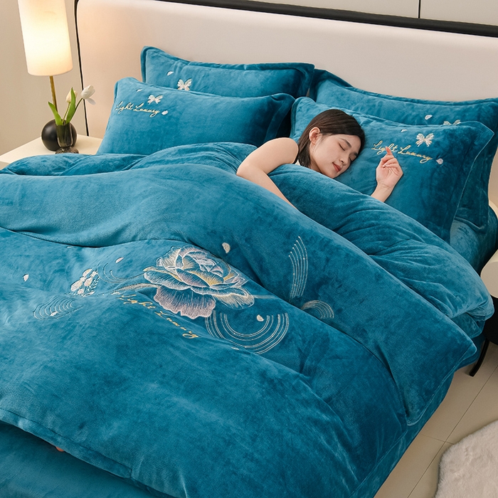 91家纺网 家纺一手货源 找家纺 绒小宣 2025新款A类牛奶绒刺绣四件套-蝶恋花 晴山蓝