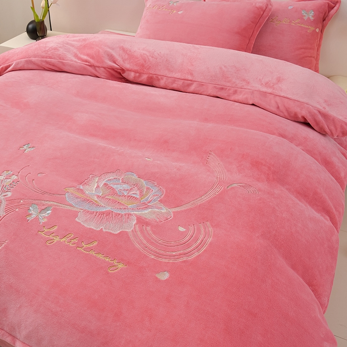 91家纺网 家纺一手货源 找家纺 绒小宣 2025新款A类牛奶绒刺绣四件套-蝶恋花 芍药粉