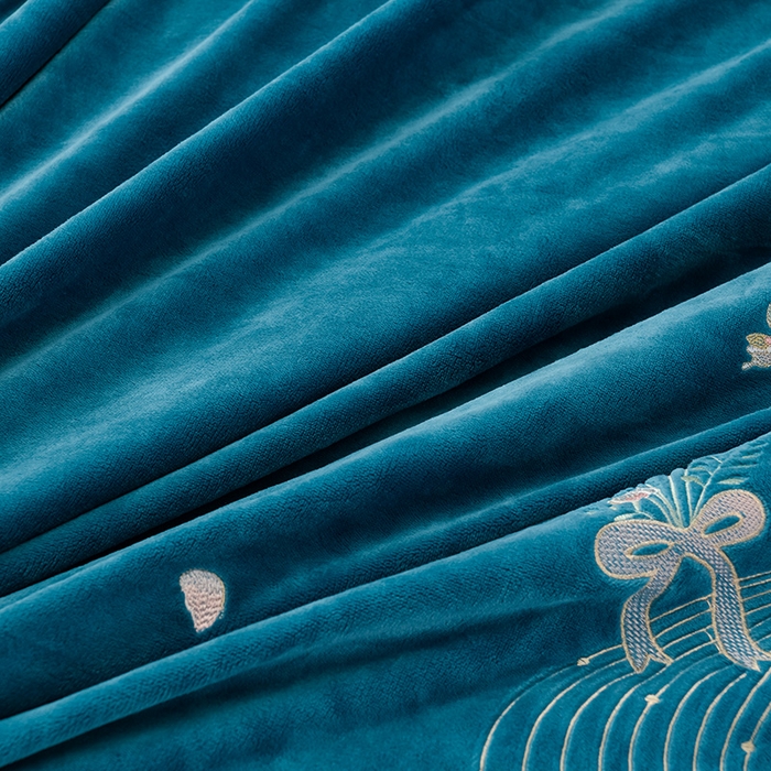 91家纺网 家纺一手货源 找家纺 绒小宣 2025新款A类牛奶绒刺绣四件套-蝶恋花 晴山蓝