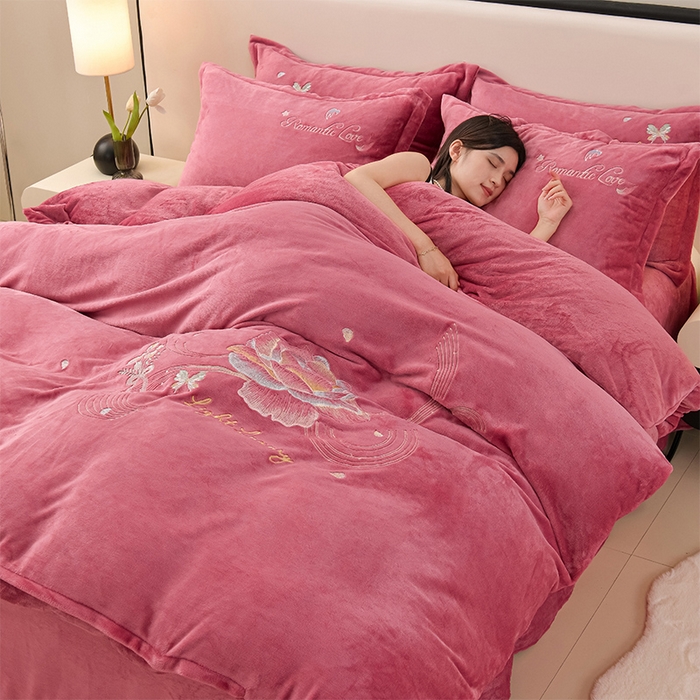 91家纺网 家纺一手货源 找家纺 绒小宣 2025新款A类牛奶绒刺绣四件套-蝶恋花 豆沙色