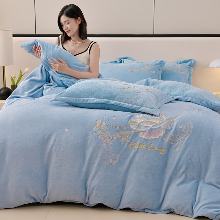 91家纺网 家纺一手货源 找家纺 绒小宣 2025新款A类牛奶绒刺绣四件套-蝶恋花 天空兰