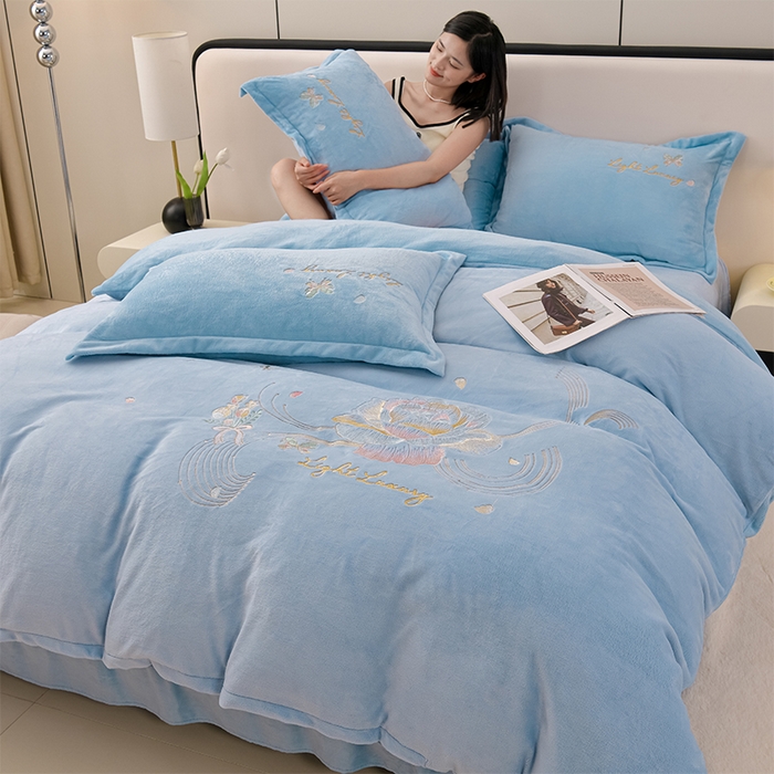 91家纺网 家纺一手货源 找家纺 绒小宣 2025新款A类牛奶绒刺绣四件套-蝶恋花 天空兰