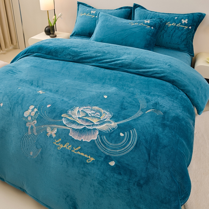 91家纺网 家纺一手货源 找家纺 绒小宣 2025新款A类牛奶绒刺绣四件套-蝶恋花 晴山蓝