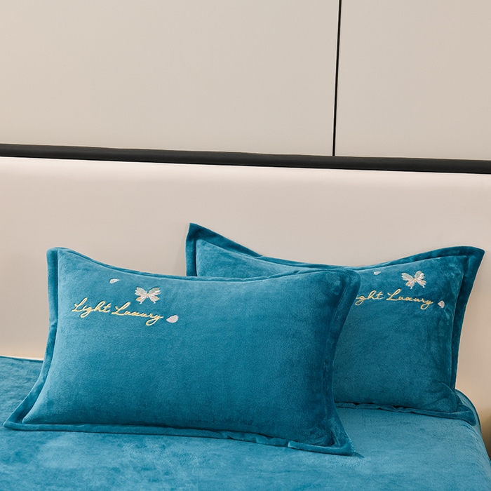 91家纺网 家纺一手货源 找家纺 绒小宣 2025新款A类牛奶绒刺绣四件套-蝶恋花 晴山蓝