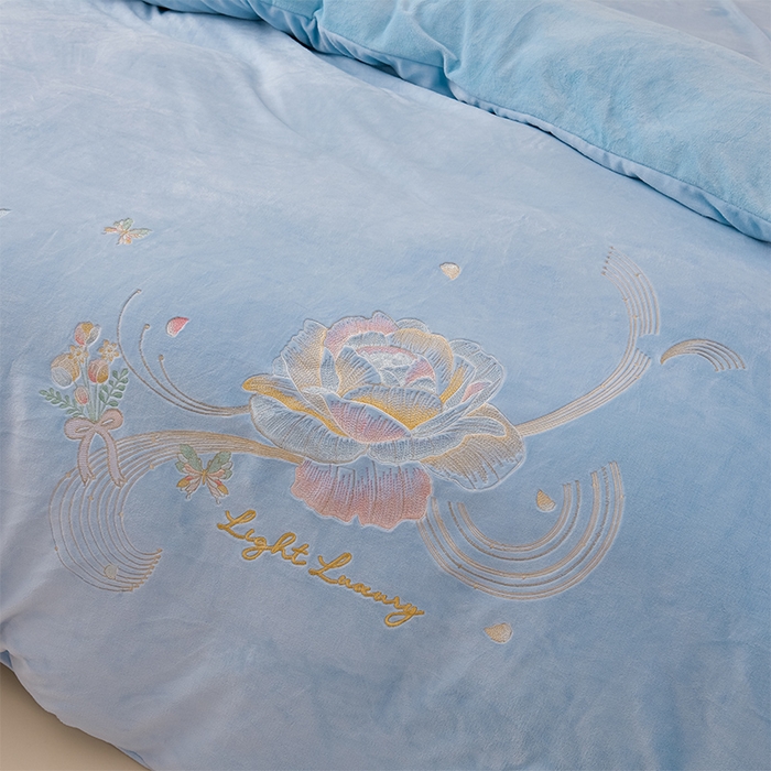 91家纺网 家纺一手货源 找家纺 绒小宣 2025新款A类牛奶绒刺绣四件套-蝶恋花 天空兰