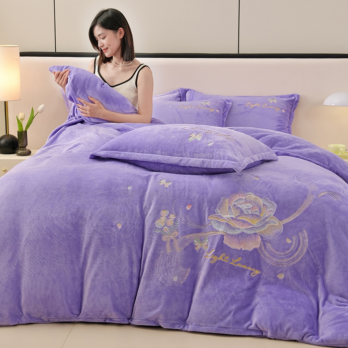 91家纺网 家纺一手货源 找家纺 绒小宣 2025新款A类牛奶绒刺绣四件套-蝶恋花 浅夏紫