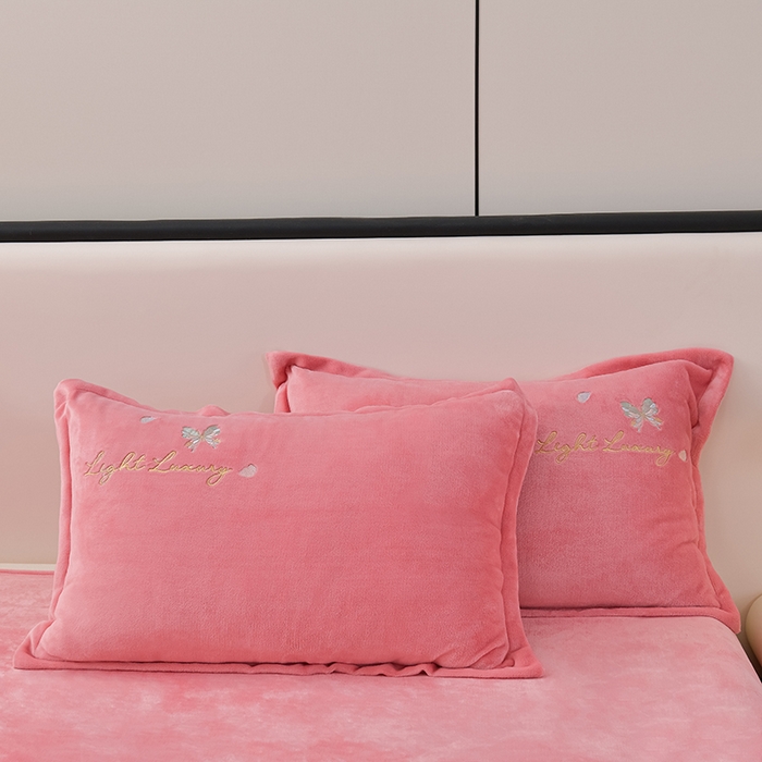 91家纺网 家纺一手货源 找家纺 绒小宣 2025新款A类牛奶绒刺绣四件套-蝶恋花 芍药粉