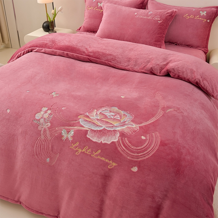 91家纺网 家纺一手货源 找家纺 绒小宣 2025新款A类牛奶绒刺绣四件套-蝶恋花 豆沙色