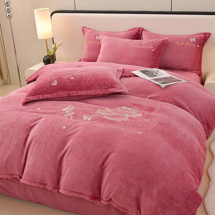 91家纺网 家纺一手货源 找家纺 （总）绒小宣 2025新款A类牛奶绒刺绣四件套-蝶恋花