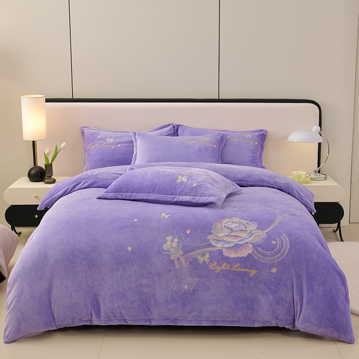 91家纺网 家纺一手货源 找家纺 绒小宣 2025新款A类牛奶绒刺绣四件套-蝶恋花 浅夏紫