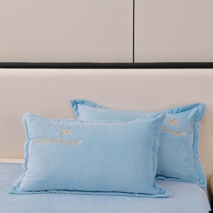 91家纺网 家纺一手货源 找家纺 绒小宣 2025新款A类牛奶绒刺绣四件套-蝶恋花 天空兰