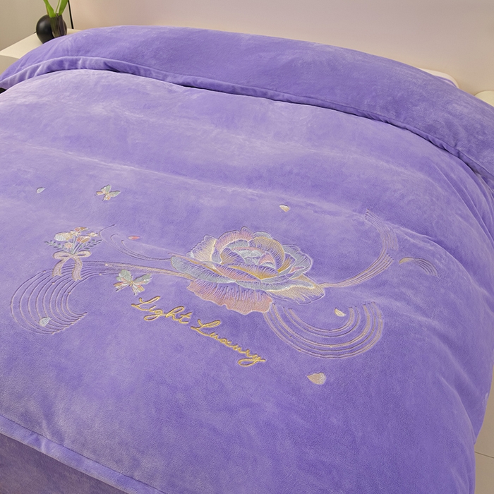 91家纺网 家纺一手货源 找家纺 绒小宣 2025新款A类牛奶绒刺绣四件套-蝶恋花 浅夏紫