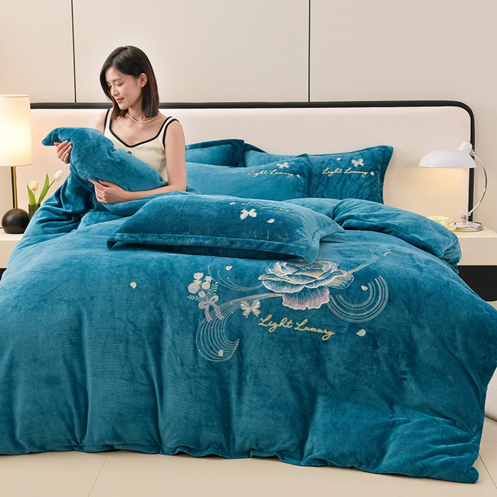 91家纺网 家纺一手货源 找家纺 绒小宣 2025新款A类牛奶绒刺绣四件套-蝶恋花 晴山蓝