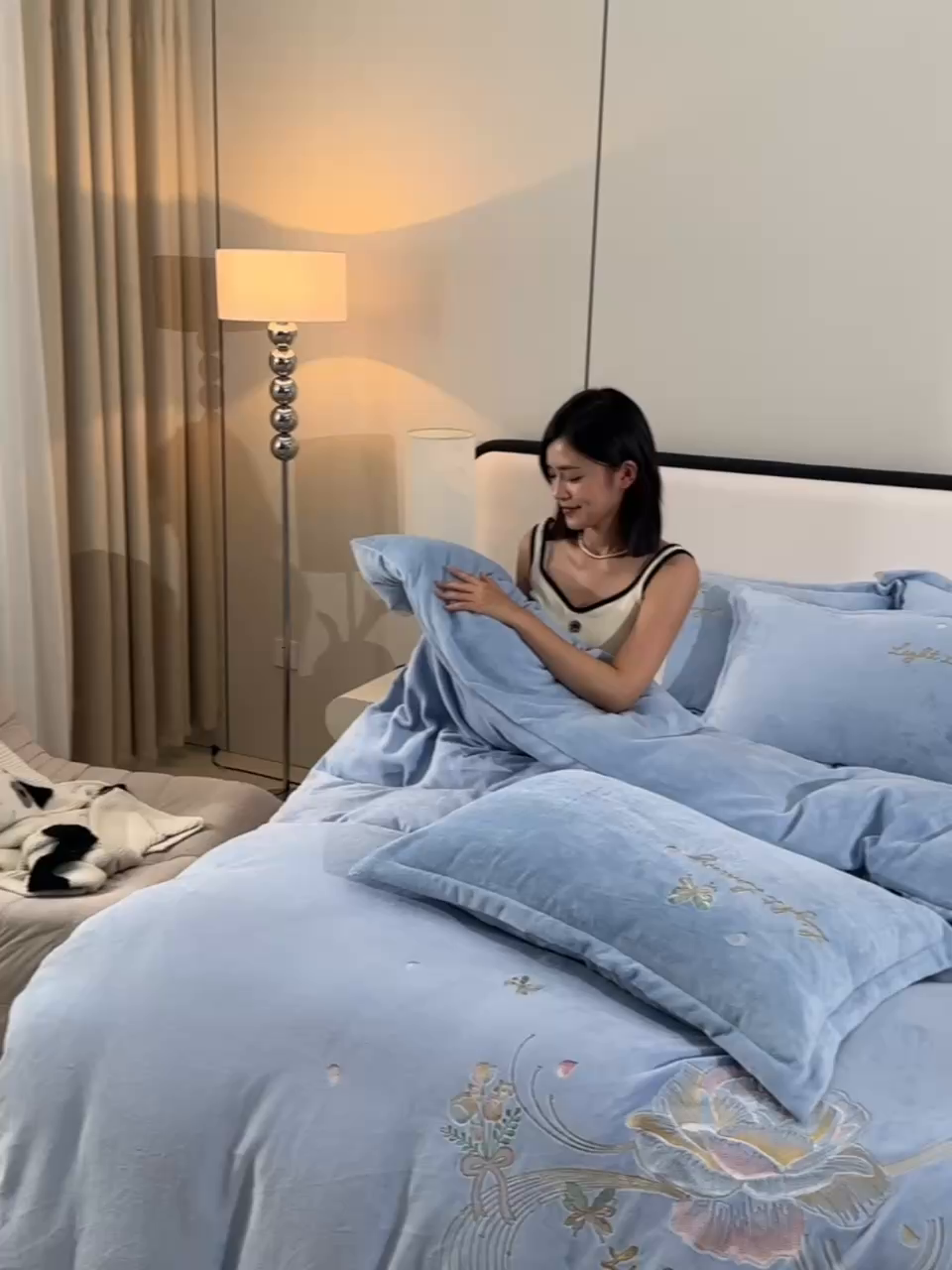 91家纺网 家纺一手货源 找家纺 绒小宣 2025新款A类牛奶绒刺绣四件套-蝶恋花 天空兰