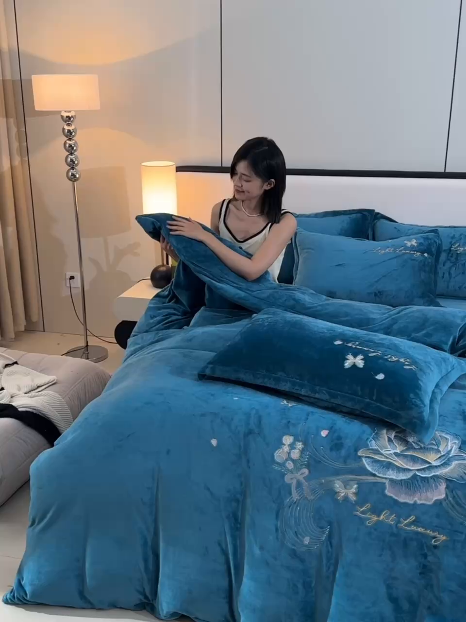 91家纺网 家纺一手货源 找家纺 绒小宣 2025新款A类牛奶绒刺绣四件套-蝶恋花 晴山蓝