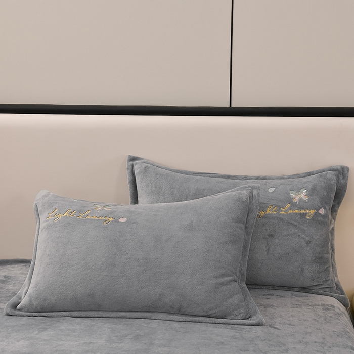 91家纺网 家纺一手货源 找家纺 绒小宣 2025新款A类牛奶绒刺绣四件套-蝶恋花 帝都灰