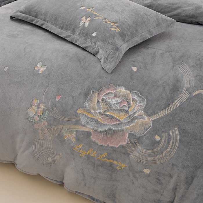 91家纺网 家纺一手货源 找家纺 绒小宣 2025新款A类牛奶绒刺绣四件套-蝶恋花 帝都灰