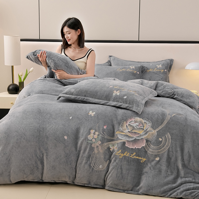 91家纺网 家纺一手货源 找家纺 绒小宣 2025新款A类牛奶绒刺绣四件套-蝶恋花 帝都灰