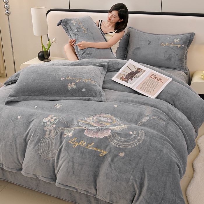 91家纺网 家纺一手货源 找家纺 绒小宣 2025新款A类牛奶绒刺绣四件套-蝶恋花 帝都灰