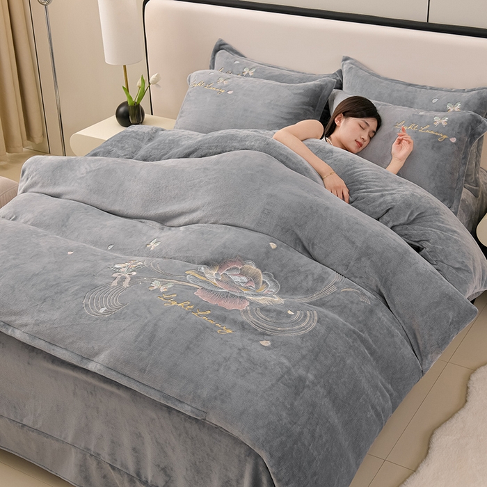 91家纺网 家纺一手货源 找家纺 绒小宣 2025新款A类牛奶绒刺绣四件套-蝶恋花 帝都灰