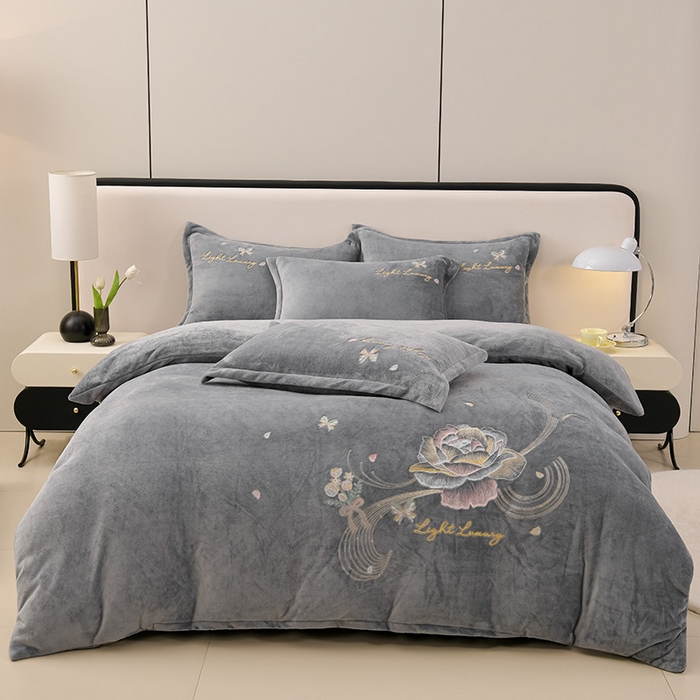 91家纺网 家纺一手货源 找家纺 绒小宣 2025新款A类牛奶绒刺绣四件套-蝶恋花 帝都灰