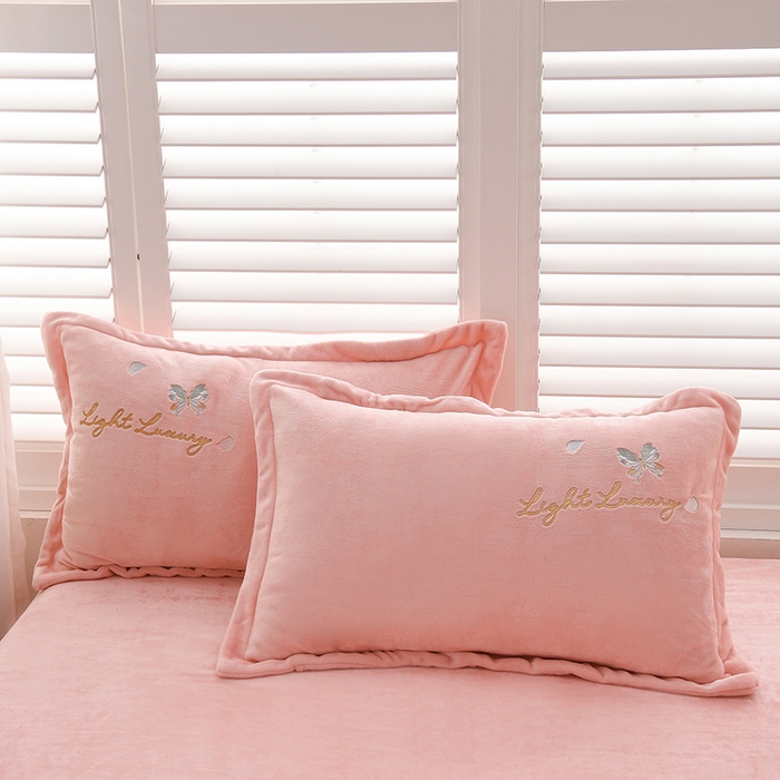 91家纺网 家纺一手货源 找家纺 绒小宣 2025新款A类牛奶绒刺绣四件套-蝶恋花 浅粉