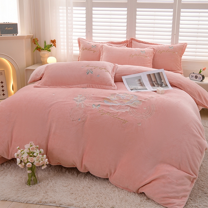 91家纺网 家纺一手货源 找家纺 绒小宣 2025新款A类牛奶绒刺绣四件套-蝶恋花 浅粉