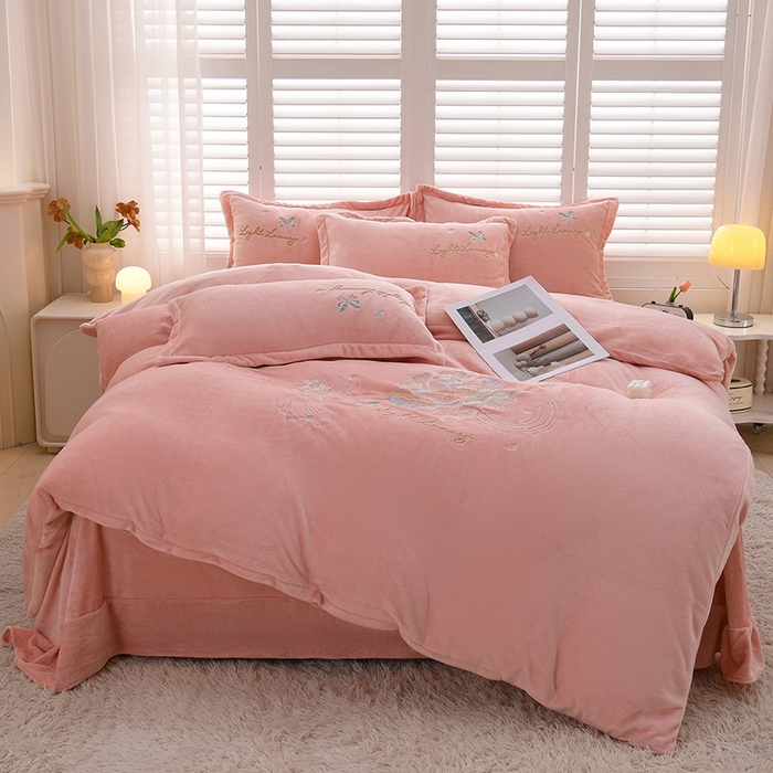 91家纺网 家纺一手货源 找家纺 绒小宣 2025新款A类牛奶绒刺绣四件套-蝶恋花 浅粉