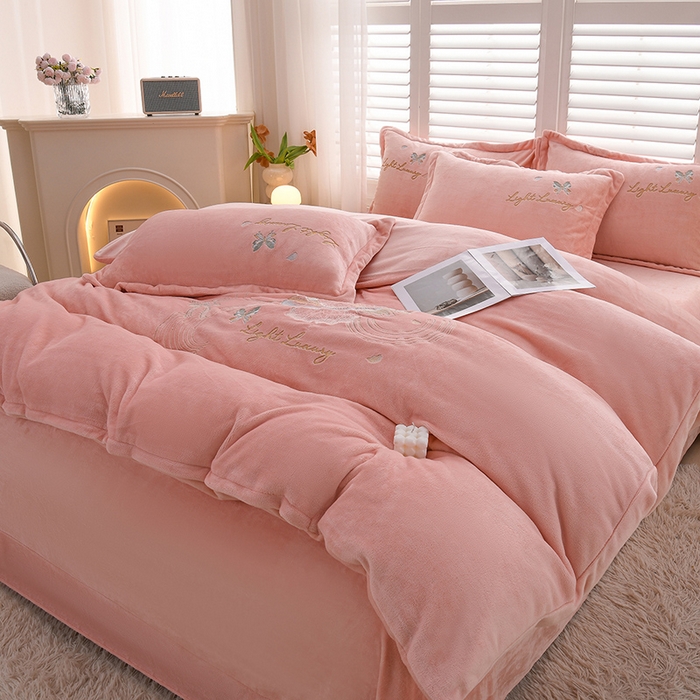 91家纺网 家纺一手货源 找家纺 绒小宣 2025新款A类牛奶绒刺绣四件套-蝶恋花 浅粉