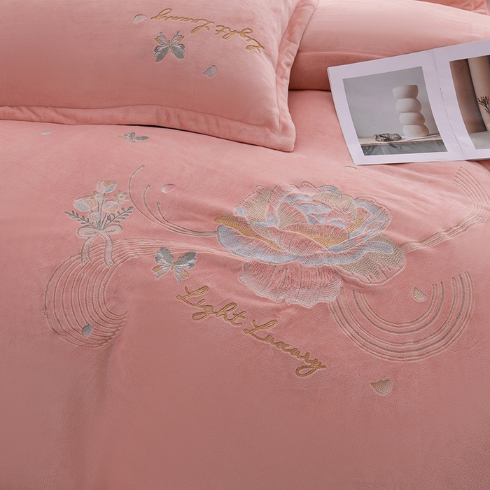 91家纺网 家纺一手货源 找家纺 绒小宣 2025新款A类牛奶绒刺绣四件套-蝶恋花 浅粉