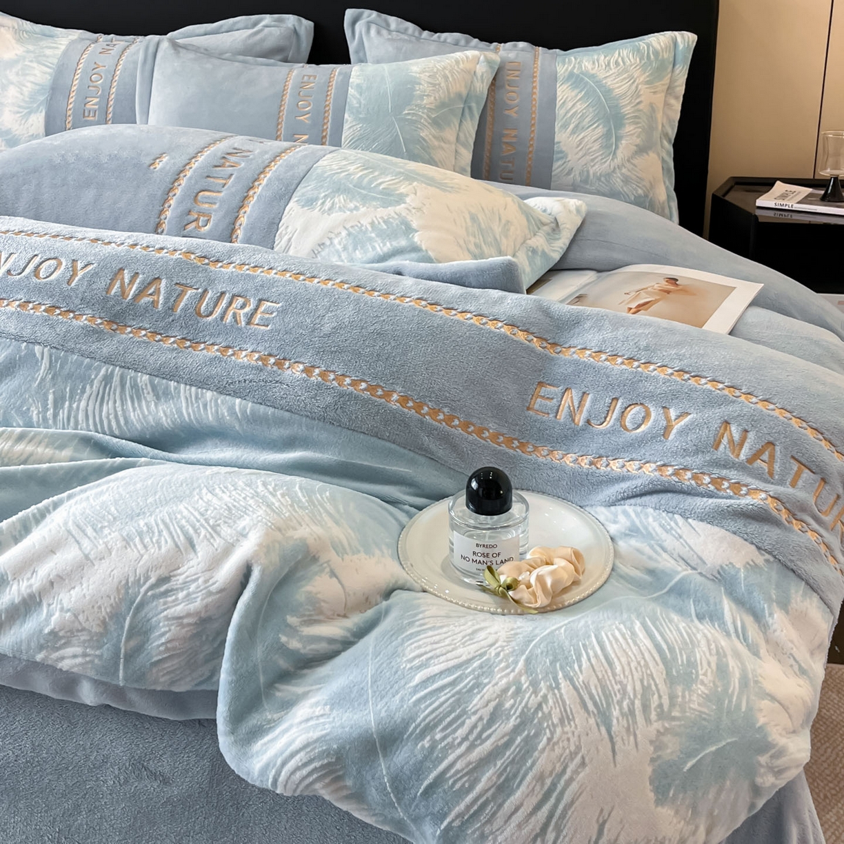 91家纺网 家纺一手货源 找家纺 （总）博纳家纺 2025新款加厚牛奶绒雕花刺绣四件套-飞羽 控价劵后168（严格按控价来）