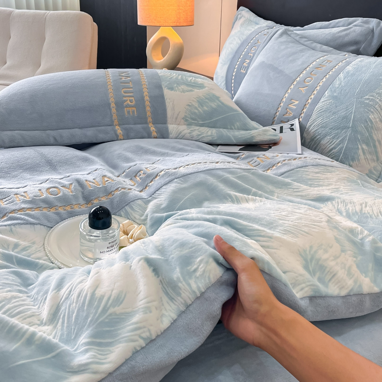 91家纺网 家纺一手货源 找家纺 （总）博纳家纺 2025新款加厚牛奶绒雕花刺绣四件套-飞羽 控价劵后168（严格按控价来）