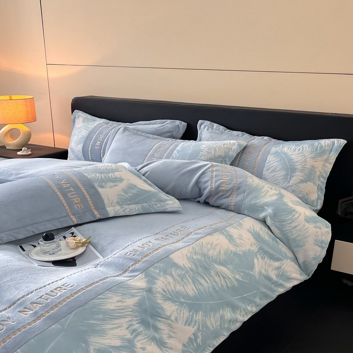 91家纺网 家纺一手货源 找家纺 （总）博纳家纺 2025新款加厚牛奶绒雕花刺绣四件套-飞羽 控价劵后168（严格按控价来）