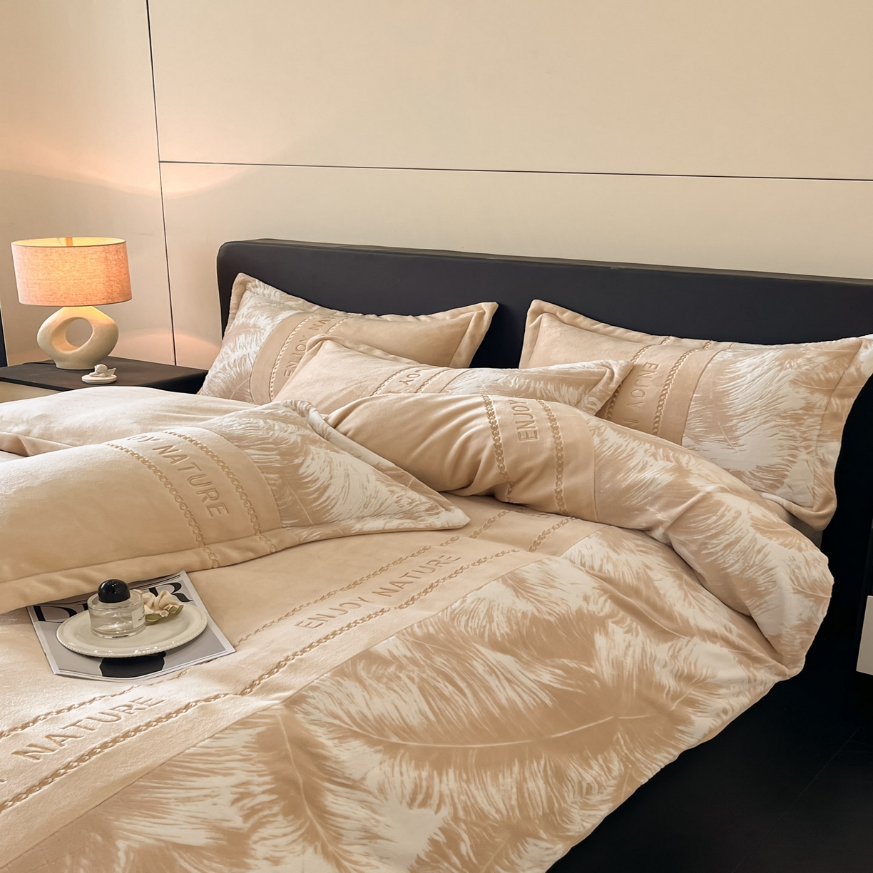 91家纺网 家纺一手货源 找家纺 博纳家纺 2025新款加厚牛奶绒雕花刺绣四件套-飞羽 控价劵后168（严格按控价来） 飞羽-香槟