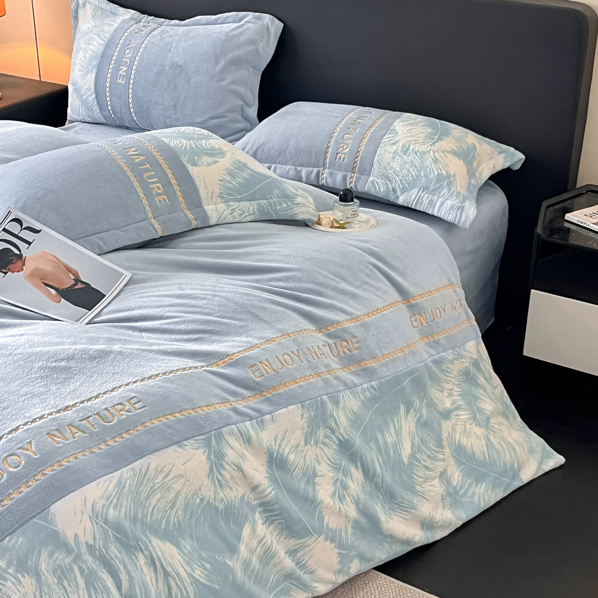 91家纺网 家纺一手货源 找家纺 博纳家纺 2025新款加厚牛奶绒雕花刺绣四件套-飞羽 控价劵后168（严格按控价来） 飞羽-繁星蓝