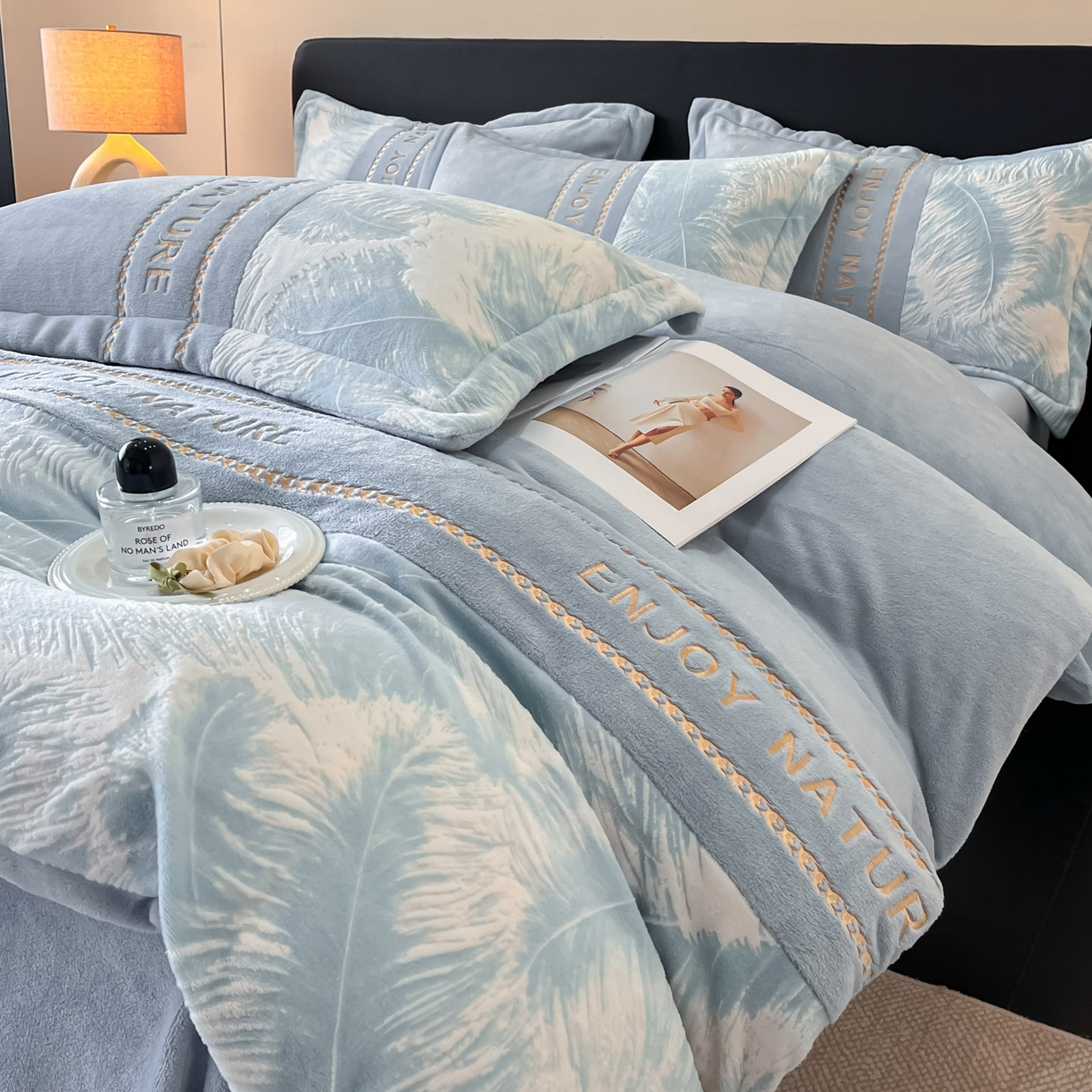 91家纺网 家纺一手货源 找家纺 博纳家纺 2025新款加厚牛奶绒雕花刺绣四件套-飞羽 控价劵后168（严格按控价来） 飞羽-繁星蓝