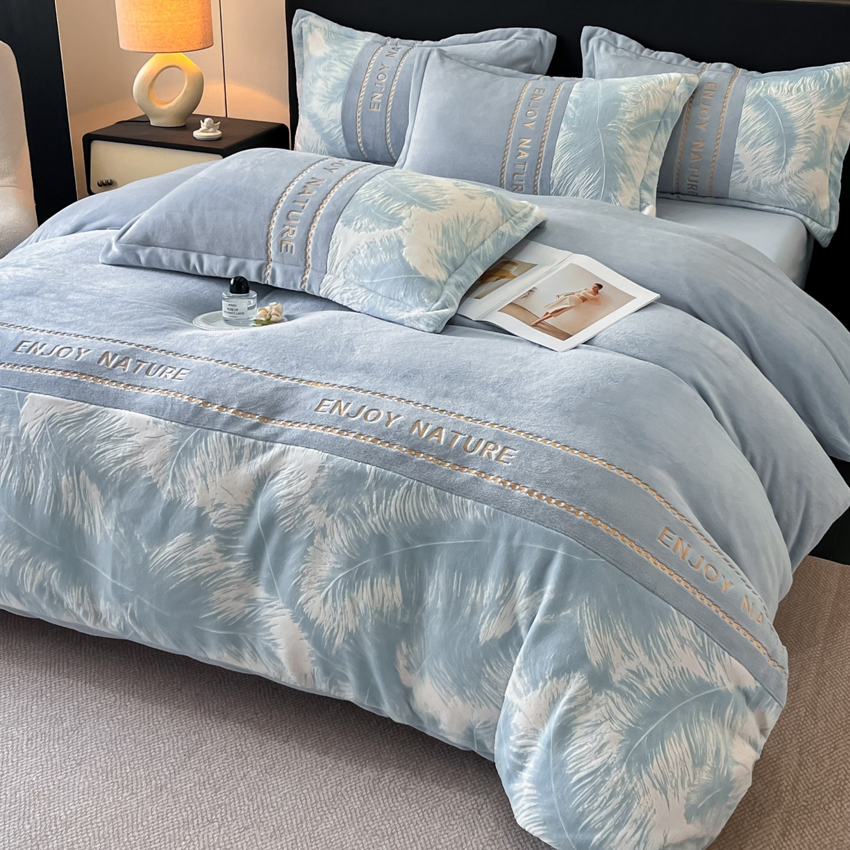 91家纺网 家纺一手货源 找家纺 博纳家纺 2025新款加厚牛奶绒雕花刺绣四件套-飞羽 控价劵后168（严格按控价来） 飞羽-繁星蓝