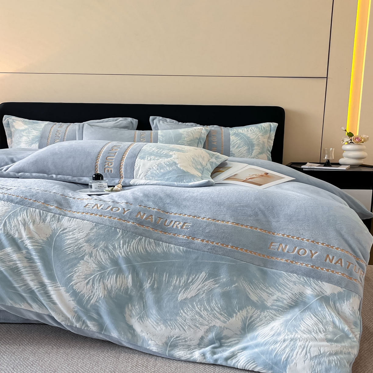 91家纺网 家纺一手货源 找家纺 博纳家纺 2025新款加厚牛奶绒雕花刺绣四件套-飞羽 控价劵后168（严格按控价来） 飞羽-繁星蓝