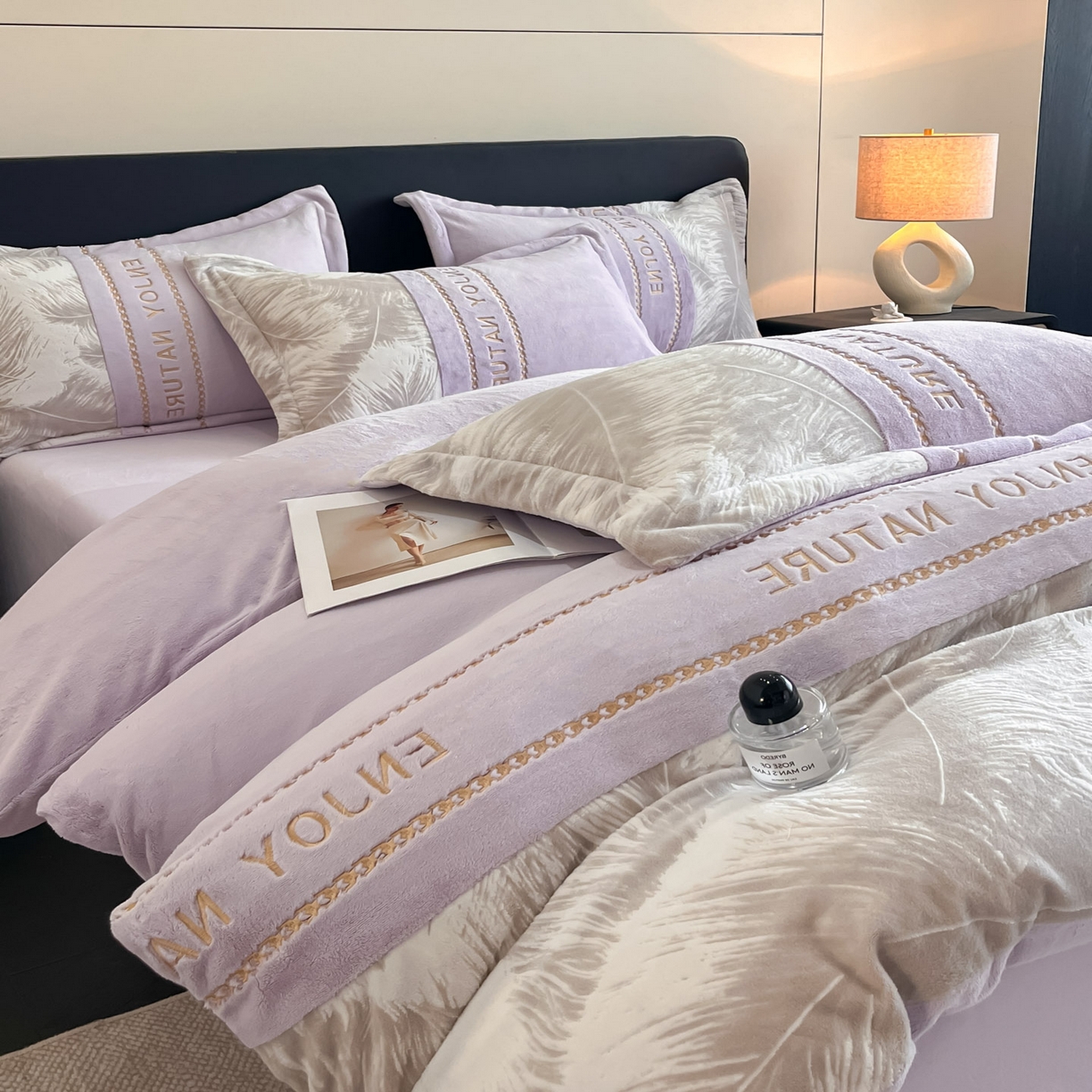 91家纺网 家纺一手货源 找家纺 博纳家纺 2025新款加厚牛奶绒雕花刺绣四件套-飞羽 控价劵后168（严格按控价来） 飞羽-浅紫