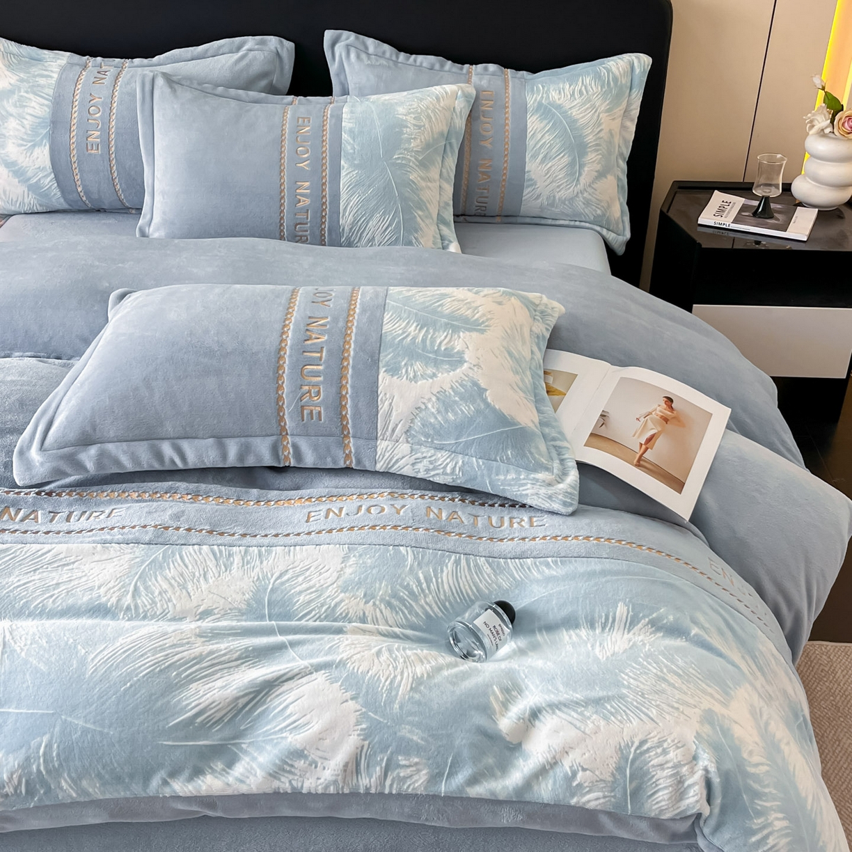 91家纺网 家纺一手货源 找家纺 （总）博纳家纺 2025新款加厚牛奶绒雕花刺绣四件套-飞羽 控价劵后168（严格按控价来）