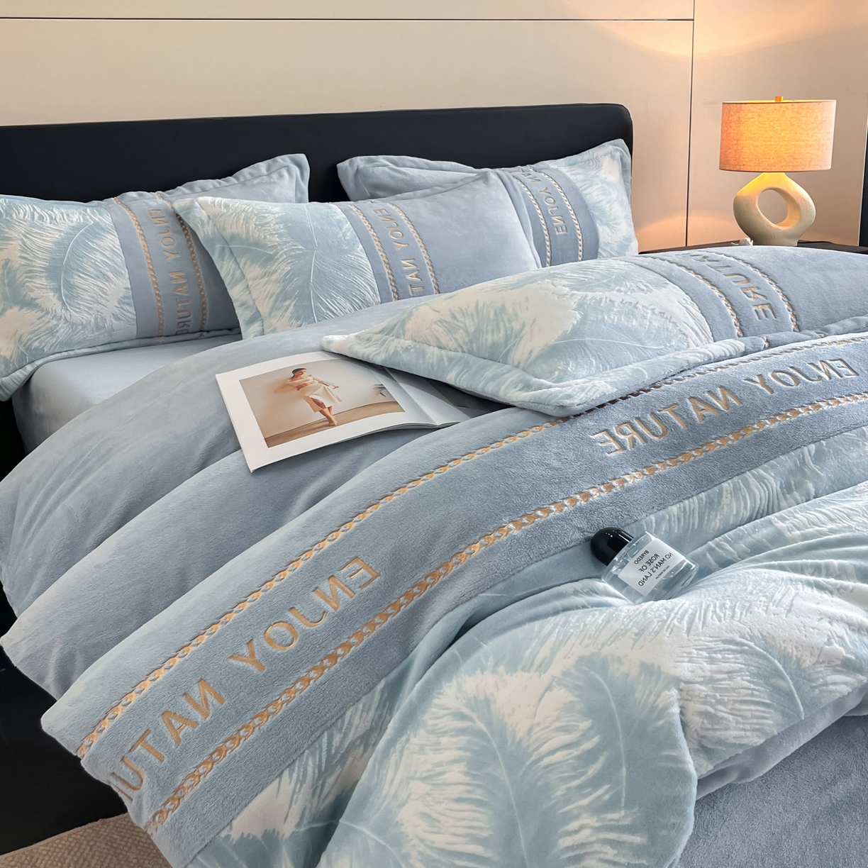 91家纺网 家纺一手货源 找家纺 博纳家纺 2025新款加厚牛奶绒雕花刺绣四件套-飞羽 控价劵后168（严格按控价来） 飞羽-繁星蓝