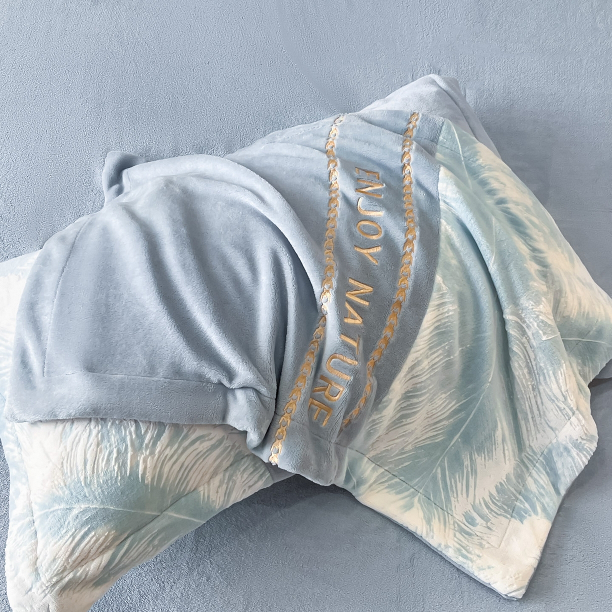 91家纺网 家纺一手货源 找家纺 博纳家纺 2025新款加厚牛奶绒雕花刺绣四件套-飞羽 控价劵后168（严格按控价来） 飞羽-繁星蓝